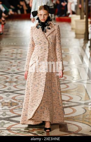 Paris, Frankreich. Juni 2024. CHANEL Haute Couture Herbst/Winter 2024-2025 Runway während der Paris Haute Couture Fashion Week am 2024. Juni - Paris, Frankreich 25/06/2024 Credit: dpa/Alamy Live News Stockfoto