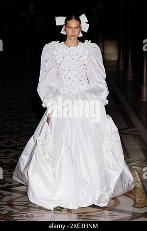 Paris, Frankreich. Juni 2024. CHANEL Haute Couture Herbst/Winter 2024-2025 Runway während der Paris Haute Couture Fashion Week am 2024. Juni - Paris, Frankreich 25/06/2024 Credit: dpa/Alamy Live News Stockfoto