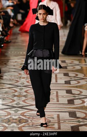 Paris, Frankreich. Juni 2024. CHANEL Haute Couture Herbst/Winter 2024-2025 Runway während der Paris Haute Couture Fashion Week am 2024. Juni - Paris, Frankreich 25/06/2024 Credit: dpa/Alamy Live News Stockfoto