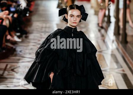 Paris, Frankreich. Juni 2024. CHANEL Haute Couture Herbst/Winter 2024-2025 Runway während der Paris Haute Couture Fashion Week am 2024. Juni - Paris, Frankreich 25/06/2024 Credit: dpa/Alamy Live News Stockfoto