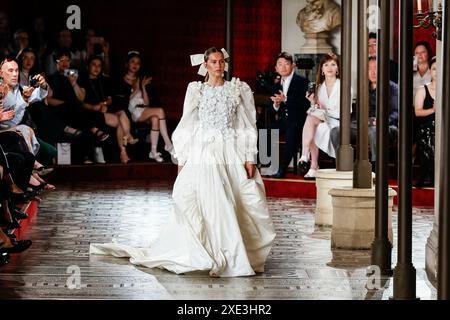 Paris, Frankreich. Juni 2024. CHANEL Haute Couture Herbst/Winter 2024-2025 Runway während der Paris Haute Couture Fashion Week am 2024. Juni - Paris, Frankreich 25/06/2024 Credit: dpa/Alamy Live News Stockfoto