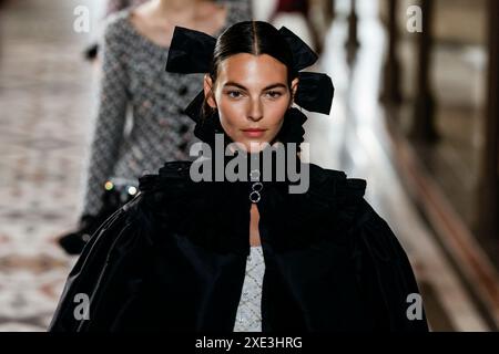 Paris, Frankreich. Juni 2024. CHANEL Haute Couture Herbst/Winter 2024-2025 Runway während der Paris Haute Couture Fashion Week am 2024. Juni - Paris, Frankreich 25/06/2024 Credit: dpa/Alamy Live News Stockfoto