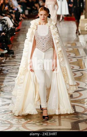 Paris, Frankreich. Juni 2024. CHANEL Haute Couture Herbst/Winter 2024-2025 Runway während der Paris Haute Couture Fashion Week am 2024. Juni - Paris, Frankreich 25/06/2024 Credit: dpa/Alamy Live News Stockfoto