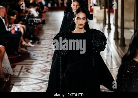 Paris, Frankreich. Juni 2024. CHANEL Haute Couture Herbst/Winter 2024-2025 Runway während der Paris Haute Couture Fashion Week am 2024. Juni - Paris, Frankreich 25/06/2024 Credit: dpa/Alamy Live News Stockfoto