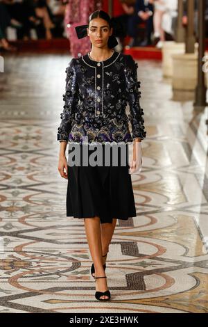 Paris, Frankreich. Juni 2024. CHANEL Haute Couture Herbst/Winter 2024-2025 Runway während der Paris Haute Couture Fashion Week am 2024. Juni - Paris, Frankreich 25/06/2024 Credit: dpa/Alamy Live News Stockfoto