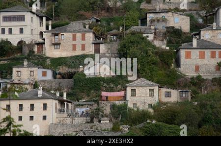 Steinhäuser in ta traditionellem Dorf Vitsa im Zentrum von Zagori, Epirus, Griechenland Stockfoto