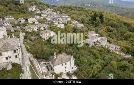 Drohnenlandschaft des traditionellen Dorfes Dilofo in Zentral-Zagori, Region Epirus, in der Region Ioannina in Griechenland. Stockfoto