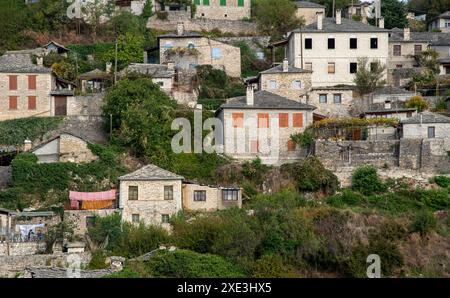 Steinhäuser in ta traditionellem Dorf Vitsa im Zentrum von Zagori, Epirus, Griechenland Stockfoto