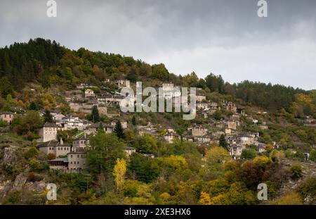 Drohnenlandschaft des traditionellen Dorfes kipoi in Zentral-Zagori, Epirus, in der Region Ioannina, Griechenland Stockfoto