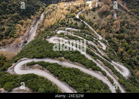 Die kurvige Papingo-Straße im Vikos-Nationalpark, Epirus, Griechenland Stockfoto