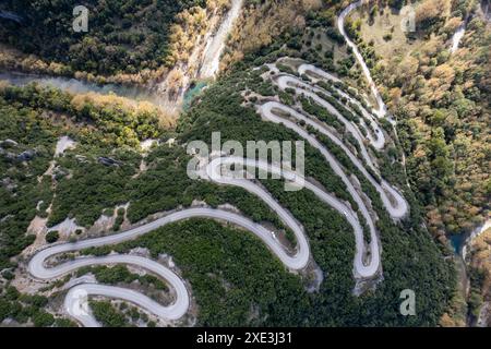 Die kurvige Papingo-Straße im Vikos-Nationalpark, Epirus, Griechenland Stockfoto