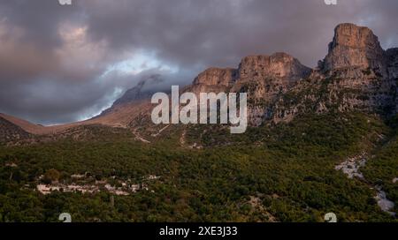 Drohnenlandschaft mikro Papingo Dorf, Zagorochoria Gegend, Epirus, Ioannina Griechenland. Astraka Turm felsige Klippen oberhalb des Dorfes A Stockfoto