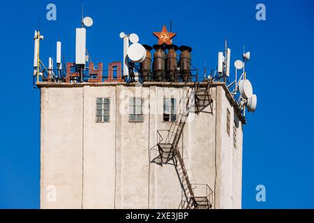 Telekommunikationsantennen auf dem alten sowjetischen Aufzugsturm Stockfoto