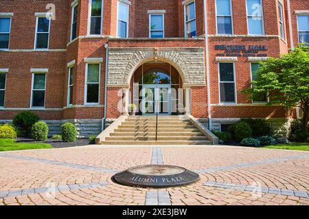 Eingang Becker Hall mit Alumni Plaza und heller Tagesansicht Stockfoto