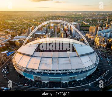 Luftaufnahme des Konzerts im Wembley-Stadion bei Sonnenuntergang in London, England, Großbritannien Stockfoto