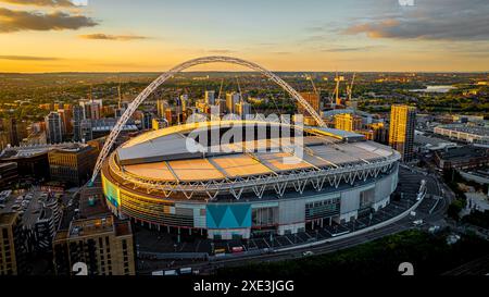 Luftaufnahme des Konzerts im Wembley-Stadion bei Sonnenuntergang in London, England, Großbritannien Stockfoto
