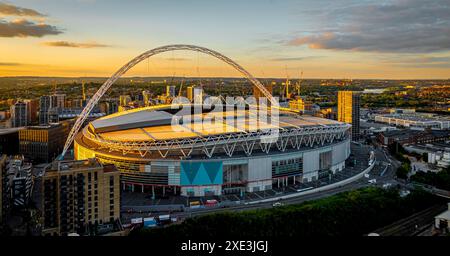 Luftaufnahme des Konzerts im Wembley-Stadion bei Sonnenuntergang in London, England, Großbritannien Stockfoto