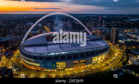 Luftaufnahme des Konzerts im Wembley-Stadion bei Sonnenuntergang in London, England, Großbritannien Stockfoto