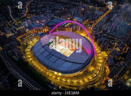 Luftaufnahme des Konzerts im Wembley-Stadion bei Sonnenuntergang in London, England, Großbritannien Stockfoto