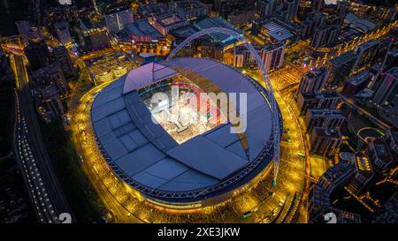 Luftaufnahme des Konzerts im Wembley-Stadion bei Sonnenuntergang in London, England, Großbritannien Stockfoto