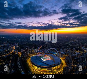 Luftaufnahme des Konzerts im Wembley-Stadion bei Sonnenuntergang in London, England, Großbritannien Stockfoto