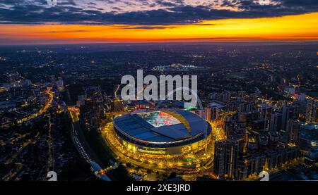 Luftaufnahme des Konzerts im Wembley-Stadion bei Sonnenuntergang in London, England, Großbritannien Stockfoto