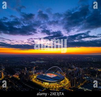 Luftaufnahme des Konzerts im Wembley-Stadion bei Sonnenuntergang in London, England, Großbritannien Stockfoto