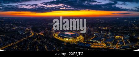 Luftaufnahme des Wembley-Stadions bei Sonnenuntergang in London, England, Großbritannien Stockfoto