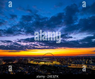 Luftaufnahme des Wembley-Stadions bei Sonnenuntergang in London, England, Großbritannien Stockfoto