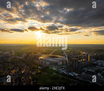 Luftaufnahme des Konzerts im Wembley-Stadion bei Sonnenuntergang in London, England, Großbritannien Stockfoto
