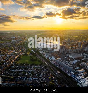 Luftaufnahme des Konzerts im Wembley-Stadion bei Sonnenuntergang in London, England, Großbritannien Stockfoto