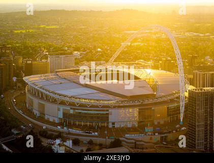 Luftaufnahme des Konzerts im Wembley-Stadion bei Sonnenuntergang in London, England, Großbritannien Stockfoto