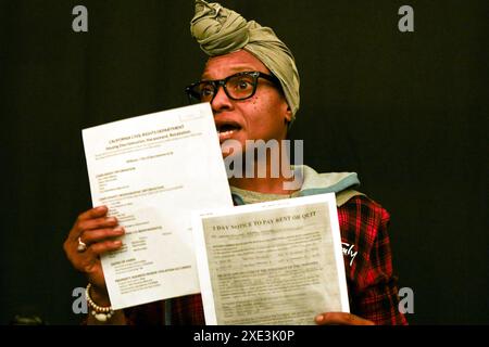 Sacramento, Kalifornien, USA. Februar 2024. TANIKA WILLIAMS, 38 Jahre alt, hat Papiere und fordert sie auf, ihr Zimmer bei einer Pressekonferenz in Sacramento zu verlassen, wo sie mit ihrer Tochter Makaila, 2, auftrat, die an Sichelzellanämie leidet. Sie sprach über die Notlage ihrer Familie im Greens Hotel, das als Obdachlosenheim in der Stadt dient. Sie und ihr Mann Michael, der an COPD leidet, und ihre Tochter Amaya Martin, 18, wurden aus ihrem Zimmer im Hotel gesperrt. (Kreditbild: © Rene C. Byer/ZUMA Press Wire) NUR REDAKTIONELLE VERWENDUNG! Nicht für kommerzielle ZWECKE! Stockfoto