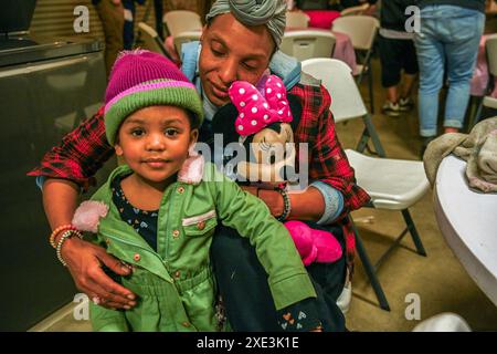 Sacramento, Kalifornien, USA. Februar 2024. TANIKA WILLIAMS, 38 Jahre alt, hält ihre Tochter MAKAILA, 2 Jahre alt. die an Sichelzellenanämie leidet auf einer Pressekonferenz, wo sie über ihre Tochter und ihren Mann sprach, die an COPD leiden, und ihre Notlage, nachdem sie zusammen mit ihrer 18-jährigen Tochter aus ihrem Zimmer im Greens Hotel, das als Stadtheim dient, ausgesperrt wurden. (Kreditbild: © Rene C. Byer/ZUMA Press Wire) NUR REDAKTIONELLE VERWENDUNG! Nicht für kommerzielle ZWECKE! Stockfoto