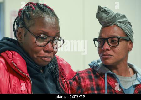 Sacramento, Kalifornien, USA. Februar 2024. TANIKA WILLIAMS, (R), schaut über BRITTANY ANDERSON, die eine 5 Monate alte und 4 Jahre alte Tochter bei einer Pressekonferenz hat, wo sie mit ihrer Tochter Makaila, 2, auftrat, die in Sacramento an Sichelzellanämie leidet. Williams und ihr Mann, der unter COPD leidet, und zwei Kinder wurden aus ihrem Zimmer im Greens Hotel, einem Obdachlosenheim der Stadt, gesperrt. Anderson wurde eine Woche zuvor vertrieben. Beide Frauen sprachen über die Notlage ihrer Familien und die schrecklichen Bedingungen im Tierheim und zeigten Bilder von Schimmel, Wanzen und Dusche, die nicht einmal lief. (Cr Stockfoto