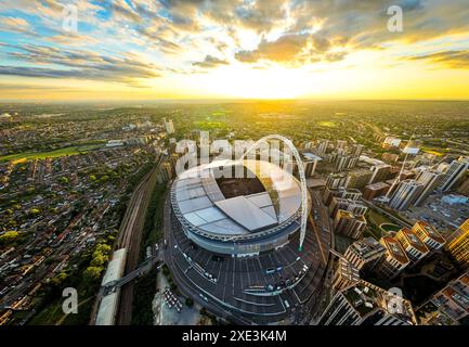 Luftaufnahme des Konzerts im Wembley-Stadion bei Sonnenuntergang in London, England, Großbritannien Stockfoto