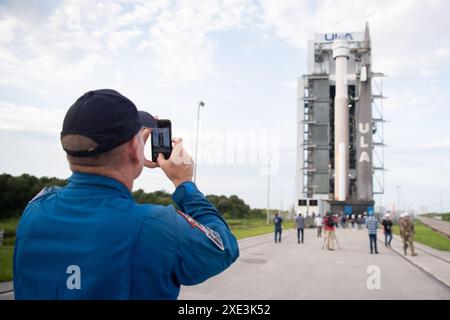 In diesem Dateifoto NASA-Astronaut Barry „Butch“ Wilmore macht ein Foto mit seinem Handy, während eine Atlas-V-Rakete der United Launch Alliance mit Boeing CST-100 Starliner an Bord gesehen wird, als sie aus der Vertical Integration Facility zum Startplatz am Space Launch Complex 41 vor dem rollte Orbitalflug Test-2 (oft-2) Mission. Die Teams der NASA und Boeing passen die Rückkehr der Raumsonde Starliner Crew Flight Test zur Erde mit den Astronauten Butch Wilmore und Suni Williams von der Internationalen Raumstation an. Der Umzug am Mittwoch, 26. Juni, entzieht Starliner' Stockfoto