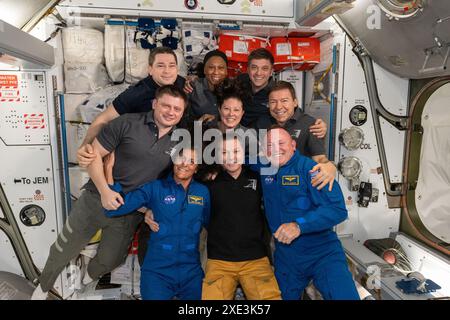 Auf diesem Dateifoto treffen sich die sieben Besatzungsmitglieder der Expedition 71 mit den beiden Crew Flight Test Mitgliedern für ein Teamportrait an Bord der Internationalen Raumstation. Vorne links befinden sich Suni Williams, Oleg Kononenko und Butch Wilmore. Die zweite Reihe von links sind Alexander Grebenkin, Tracy C. Dyson und Mike Barratt. Hinten sind Nikolai Chub, Jeanette Epps und Matthew Dominick. Die Teams der NASA und Boeing passen die Rückkehr der Raumsonde Starliner Crew Flight Test zur Erde mit den Astronauten Butch Wilmore und Suni Williams von der Internationalen Raumstation an. Der Weg los Stockfoto