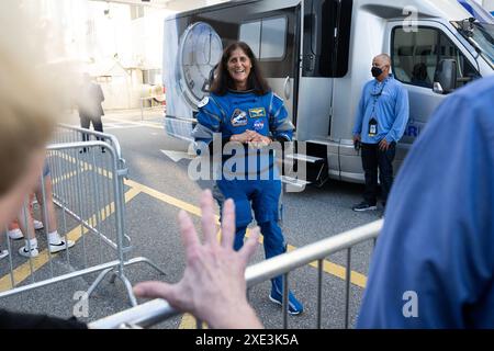 In diesem Dateifoto NASA-Astronaut Suni Williams spricht mit dem stellvertretenden NASA-Administrator Pam Melroy und dem NASA-Administrator Bill Nelson, während sie sich darauf vorbereitet, das Neil A. Armstrong Operations and Checkout Building mit seinem Teamkollegen Butch Wilmore für den Launch Complex 41 auf der Cape Canaveral Space Force Station zu verlassen, um an Bord der Boeing zu gehen CST-100 Starliner Raumschiff für den Start der Crew Flight Test. Die Teams der NASA und Boeing passen die Rückkehr der Raumsonde Starliner Crew Flight Test zur Erde mit den Astronauten Butch Wilmore und Suni Williams von der Internationalen Raumfahrtstatik an Stockfoto