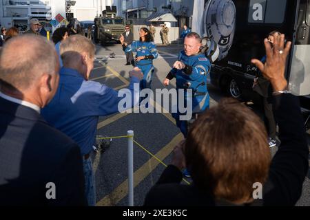 In diesem Dateifoto der NASA-Astronaut Butch Wilmore gibt dem NASA-Administrator Bill Nelson einen ersten Luftstoß, als er und sein Crewkollege Suni Williams sich darauf vorbereiten, den Neil A. Armstrong Operations and Checkout Building für den Launch Complex 41 auf der Cape Canaveral Space Force Station zu verlassen, um an Bord der Boeing CST-100 Starliner Raumsonde zu gehen der Start des Flugtests der Crew. Die Teams der NASA und Boeing passen die Rückkehr der Raumsonde Starliner Crew Flight Test zur Erde mit den Astronauten Butch Wilmore und Suni Williams von der Internationalen Raumstation an. Der Umzug ab Mittwoch, 26. Juni, deconfl Stockfoto