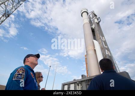 In diesem Dateifoto NASA-Astronaut Barry 'Butch' Wilmore beobachtet, wie eine Atlas-V-Rakete der United Launch Alliance mit Boeing's CST-100 Starliner an Bord gesehen wird, wie sie vor der Mission Orbital Flight Test-2 (oft-2) aus der Vertical Integration Facility zum Startplatz am Space Launch Complex 41 gerollt wird. Die Teams der NASA und Boeing passen die Rückkehr der Raumsonde Starliner Crew Flight Test zur Erde mit den Astronauten Butch Wilmore und Suni Williams von der Internationalen Raumstation an. Der Abstieg am Mittwoch, 26. Juni, widerspricht Starliners Abdocken und Landung Stockfoto