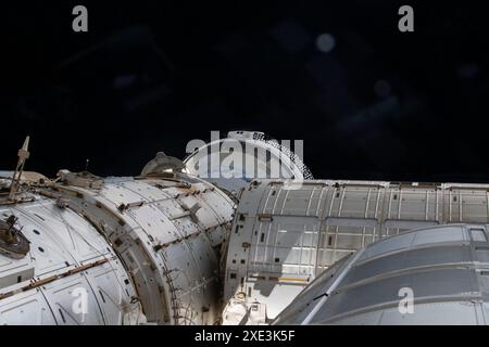 Auf diesem Dateifoto überblickt diese Ansicht von einem Fenster auf der Kuppel einen Teil des Internationalen Raums und zeigt das teilweise verdeckte Starliner-Raumschiff von Boeing, das an den Vorwärts-Port des Harmony-Moduls angedockt ist. Die Teams der NASA und Boeing passen die Rückkehr der Raumsonde Starliner Crew Flight Test zur Erde mit den Astronauten Butch Wilmore und Suni Williams von der Internationalen Raumstation an. Der Umzug am Mittwoch, 26. Juni, entzieht Starliners Abdocken und Landung von einer Reihe geplanter Raumwanderungen der Internationalen Raumstation am Montag, 24. Juni und Dienstag, 2. Juli, während sie am Montag, 24. Juni und 2. Juli stattfinden Stockfoto