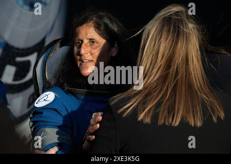 In diesem Dateifoto die NASA-Astronautin Suni Williams wird beobachtet, als sie und ihre Crewkollegin Butch Wilmore sich darauf vorbereiten, den Neil A. Armstrong Operations and Checkout Building for Launch Complex 41 auf der Cape Canaveral Space Force Station zu verlassen, um an Bord der Boeing CST-100 Starliner Raumsonde für den Start des Crew Flight Test zu gehen. Die Teams der NASA und Boeing passen die Rückkehr der Raumsonde Starliner Crew Flight Test zur Erde mit den Astronauten Butch Wilmore und Suni Williams von der Internationalen Raumstation an. Der Abstieg am Mittwoch, 26. Juni, widerspricht Starliners Abdocken und Landung von einem seri Stockfoto