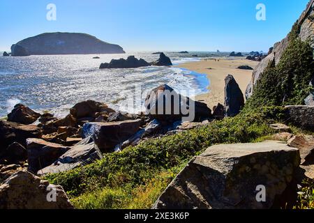 Rugged Rocks und Sandy Beach mit Blick aus der Vogelperspektive von Island Horizon Stockfoto
