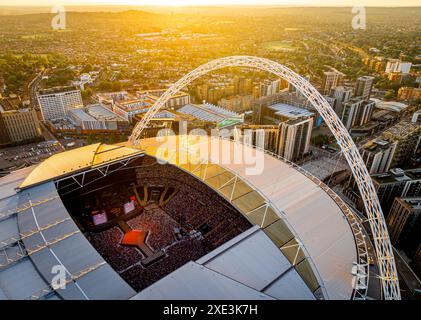 Luftaufnahme des Konzerts im Wembley-Stadion bei Sonnenuntergang in London, England, Großbritannien Stockfoto