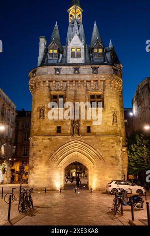 Nachtblick auf die Porte Cailhau oder Porte du Palais. Das ehemalige Stadttor der Stadt Bordeaux in Frankreich. Eine der wichtigsten Touren Stockfoto