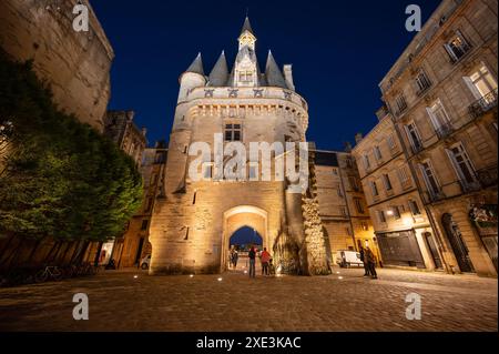 Nachtblick auf die Porte Cailhau oder Porte du Palais. Das ehemalige Stadttor der Stadt Bordeaux in Frankreich. Eine der wichtigsten Touren Stockfoto