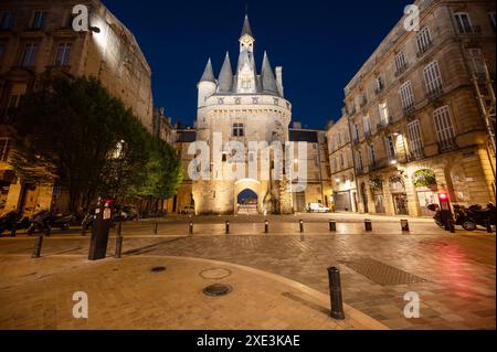 Nachtblick auf die Porte Cailhau oder Porte du Palais. Das ehemalige Stadttor der Stadt Bordeaux in Frankreich. Eine der wichtigsten Touren Stockfoto