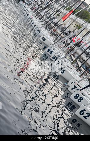 Monaco, Monte-Carlo, 18. Oktober 2022: Viele Segelboote liegen im neuen Yacht Club bei der Weltmeisterschaft der J70-Klasse Stockfoto