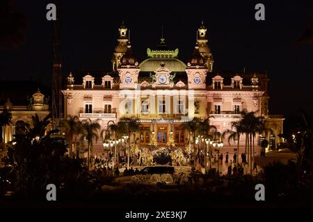 Monaco, Monte-Carlo, 12. November 2022: Die indische Hochzeitsfeier auf dem Platz des berühmten Kasinos Monte-Carlo findet nachts statt Stockfoto